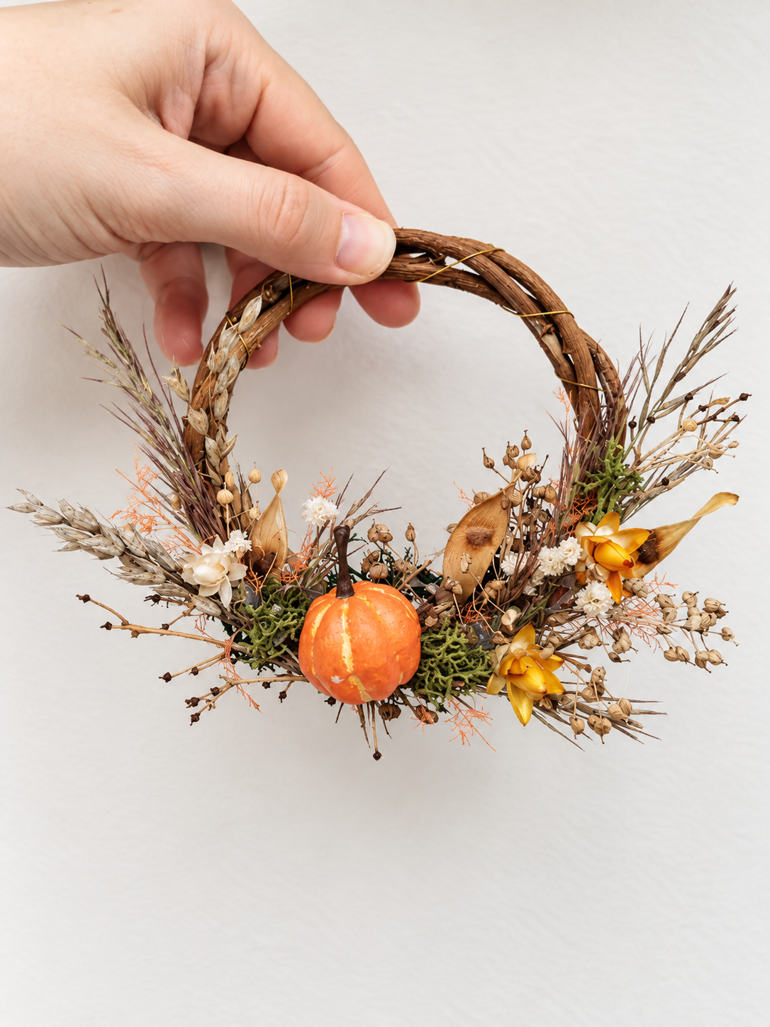 Tekvička, sušené trávy a drobné jesenné kvety – malý venček s poriadnou dávkou jesennej nálady. 🎃🍂